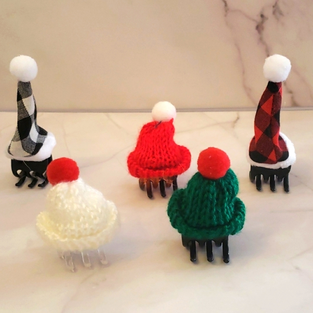 Christmas 5pc 1" Hair Claw Clip Set 2 Buffalo Plaid Santa Caps & 3 Beanies